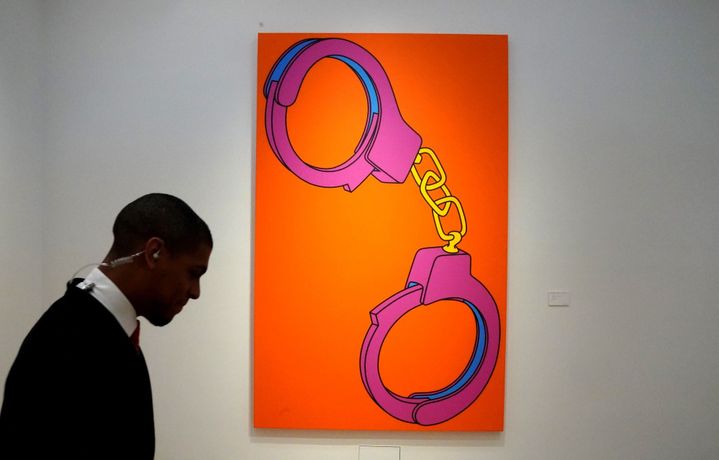 "Handcuffs", oeuvre appartenant à George Michael exposée avant la vente aux enchères chez Christie's à Londres, 2019
 (TIMOTHY A. CLARY / AFP)