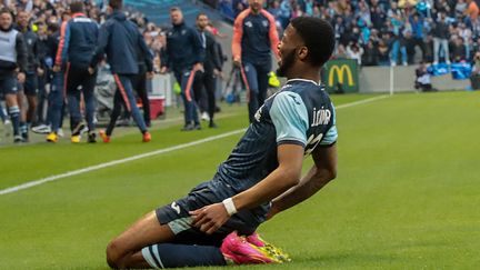 Le Havrais Josue Casimir, seul buteur à domicile pour offrir le titre de champion de France de Ligue 2 à son équipe, lors de la 38e et dernière journée face à Dijon (1-0), le 2 juin 2023. (LOU BENOIST / AFP)