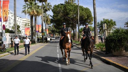 Des policiers patrouillent sur la Croisette lors du 72e Festival de Cannes, le 15 mai 2019. (LOIC VENANCE / AFP)