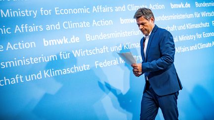 Le ministre allemand de l'Economie, Robert Habeck, à la sortie d'une conférence de presse à Berlin (Allemagne), le 27 septembre 2022. (MICHAEL KAPPELER / DPA / AFP)