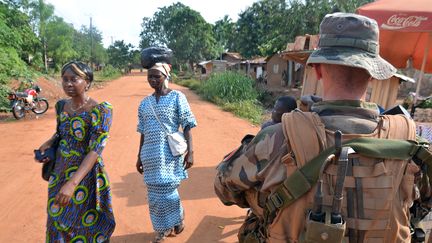 Des femmes passent &agrave; c&ocirc;t&eacute; d'un soldat fran&ccedil;ais de la mission Sangaris &agrave; Bangui, en Centrafrique, le 20 mai 2015. (PATRICK FORT / AFP)