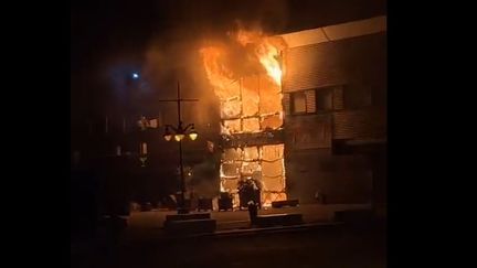 Photo issue d'un tweet du feu qui a touché l'annexe de la mairie des Yvelines, située dans le quartier du Val Fourré, dans la nuit du mardi 27 au mercredi 28 juin 2023. (CAPTURE D'ECRAN)