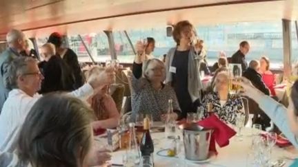 Des personnes isolées et aux revenus modestes ont pu bénéficier d'un repas de fêtes sur un bateau-mouche mercredi 25 décembre, à l'initiative des Petit frères des pauvres. (FRANCE 2)