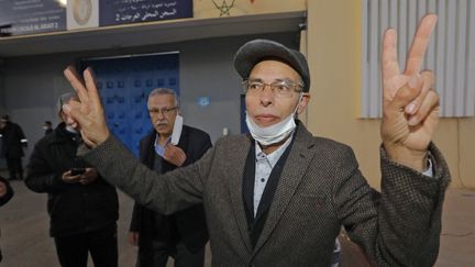 L’historien et militant marocain des droits humains Maati Monjib à sa sortie de la prison d’El Arjate, près de Rabat, le 23 mars 2021. (STR / AFP)