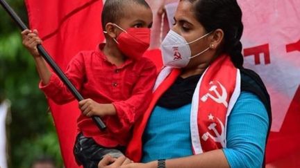 Arya Rajendran, maire de Thiruvananthapuram, avec un enfant dans ses bras, en décembre 2020. (SFI SOCIAL MEDIA CCO VIA WIKIMEDIA COMMONS)