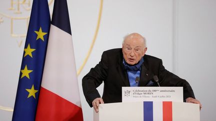 Edgar Morin s'exprime au palais de l'Elysée lors d'une cérémonie pour son 100e anniversaire, le 8 juillet 2021 à Paris. (YOAN VALAT / AFP)