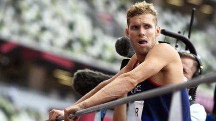 Kevin Mayer attend son passage pour le lancer du poids, mercredi 4 août, lors de l'épreuve du décathlon des Jeux olympiques de Tokyo. (HERVIO JEAN-MARIE / AFP)