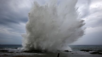 A l'arrivée de l'ouragan à Cuba, des vagues submergent la plage à Siboney, le 4 octobre 2016. (ALEXANDRE MENEGHINI / REUTERS)