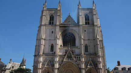 La cathédrale Saint-Pierre et Saint-Paul de Nantes est en proie aux flammes, le 18 juillet 2020. (MALIKA BARBOT / HANS LUCAS / AFP)