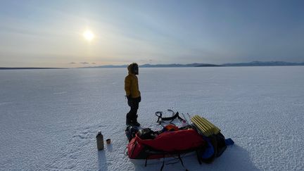 Aliénor Scrizzi a traversé à pied, avec son compagnon Renaud, le lac Khövsgöl, au nord de la Mongolie. (RENAUD FULCONIS)