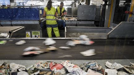 Des employés d'une société de traitements des déchets à Ploufragan dans l'Ouest de la France. (LOIC VENANCE / AFP)