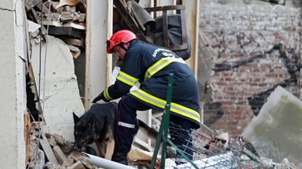 Un pompier participe aux recherches dans la maison effondr&eacute;e, le 1er septembre 2014 &agrave; Lille (Nord). (DENIS CHARLET / AFP)