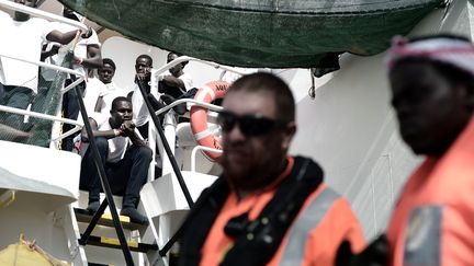 Des migrants et des membres du personnel de bord de l'"Aquarius", en Méditerranée, dans une photo prise par l'ONG SOS Méditerranée le 14 juin 2018. (KENNY KARPOV / SOS MEDITERRANEE / AFP)