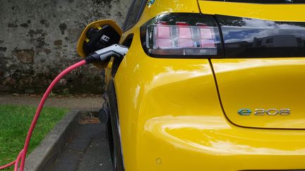 Une voiture électrique est en cours de recharge à&nbsp;Montaigu-Vendée (Vendée), le 9 juin 2022. (MATHIEU THOMASSET / HANS LUCAS / AFP)