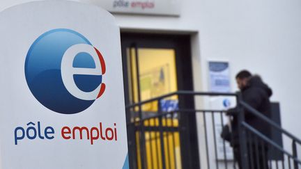 Un homme entre dans une antenne Pôle emploi à Nantes, le 15 janvier 2018. (LOIC VENANCE / AFP)