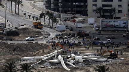 Les forces de l’ordre chassent les protestataires qui campent depuis un mois sur la place de la Perle, à Manama. Le 19, le monument qui s’y trouvait est rasé.
 
 (REUTERS/Hamad I Mohammed)