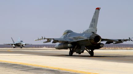 Un F-16 de l'arm&eacute;e am&eacute;ricaine sur la base de Misawa (Japon), le 12 mai 2014. (SSGT TYLER MCLAIN / US AIR FORCE / AFP)