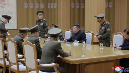 Le leader nord-coréen Kim Jong-un lors d'une réunion consultative sur la défense et la sécurité nationales en Corée du Nord, le 14 octobre 2024. (STR / KCNA VIA KNS / AFP)