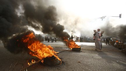 Un manifestant soudanais lors du sit-in dispersé par les forces de l'ordre, le 3 juin 2019, devant le quartier général de l'armée, à&nbsp;Khartoum.&nbsp; (ASHRAF SHAZLY / AFP)