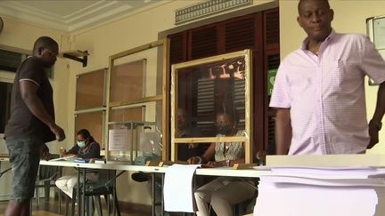 À Saint-Pierre-et-Miquelon, en Guadeloupe, en Martinique ou encore à Montréal et à Washington, les premiers votes du second tour ont déjà eu lieu samedi 23 avril.&nbsp;Les expatriés de Shanghai, eux, n'ont pas pu se rendre dans les bureaux de vote en raison du confinement. (FRANCE 3)