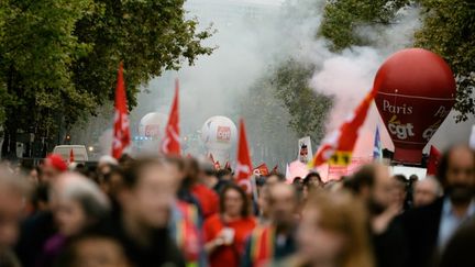 Une manifestation intersyndicale pour demander une hausse des salaires et défendre le droit de grève s'est tenue le 18 octobre 2022 à Paris. (MARTIN NODA / HANS LUCAS / AFP)