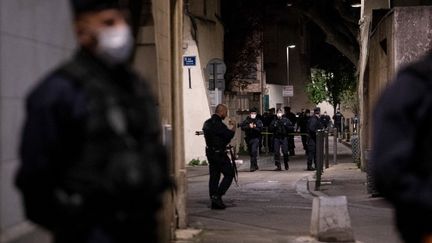 Des policiers après la mort d'Eric Masson, le 5 mai 2021 à Avignon (Vaucluse). (CLEMENT MAHOUDEAU / AFP)