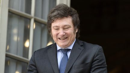 Javier Milei au balcon du ministère argentin des Affaires étrangères à la veille de son investiture à la présidence de la République, le 9 décembre 2023. (MATIAS CAMPAYA / MAXPPP)