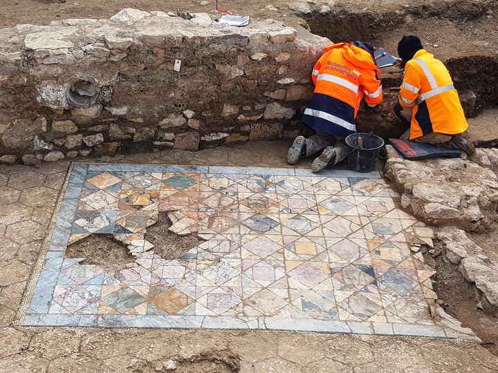 Tranche 2. Tapis en opus sectile d’une pièce de réception de la domus datée des Ier/IIe siècles de notre ère. (CHARLOTTE GLEIZE / INRAP)