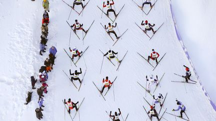 Vue a&eacute;rienne de participants &agrave; l'Engadin Skimarathon, un marathon en ski de fond &agrave; Saint-Moritz (Suisse), le 9 mars 2014. (ARND WIEGMANN / REUTERS)