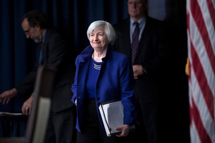 Janet Yellen, alors directrice de la&nbsp;Banque fédérale américaine, lors d'une réunion à Washington, le 13 décembre 2017. (BRENDAN SMIALOWSKI / AFP)