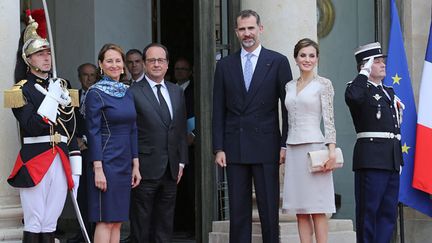 &nbsp; (Le roi Felipe et son épouse Letizia sur le perron de l'Elysée ce mardi © maxppp)