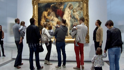 La première opération "Bébé au Musée" du Louvre-Lens a accueilli un petit groupe de cinq enfants pour une découverte d'une toile de Rubens
 (France 3 / Culturebox)