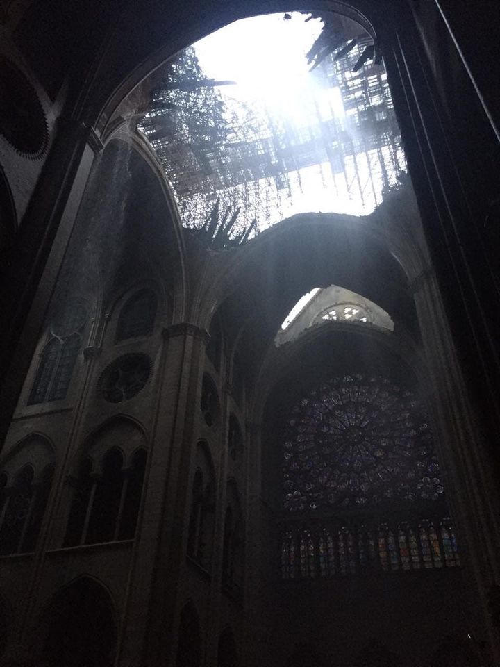 La voûte effondrée de la cathédrale Notre-Dame de Paris, le 16 avril 2019.&nbsp; (SOPHIE NEUMAYER / FRANCE 3)