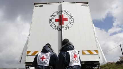 Des humanitaires de la Croix-Rouge &agrave; la fronti&egrave;re entre Isra&euml;l et la Syrie, le 5 mars 2013. (BAZ RATNER / REUTERS)