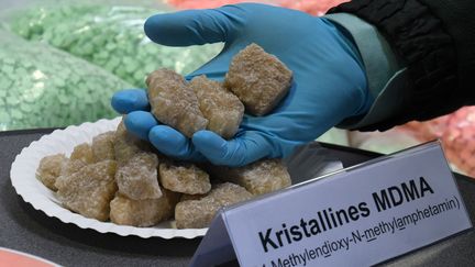 De la MDMA lors de la conférence de presse annuelle des douanes de Brême et Hambourg, à&nbsp;Bremerhaven, en Allemagne, le 7 avril 2017. (CARMEN JASPERSEN / DPA)