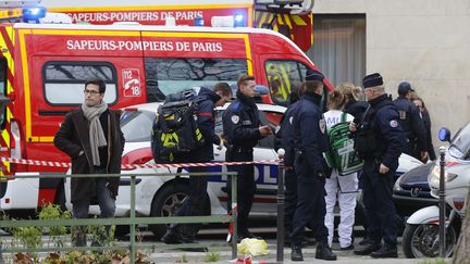 &nbsp; (Les pompiers et la police sur les lieux de l'attentat contre Charlie Hebdo©REUTERS/Jacky Naegelen)