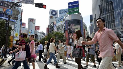 Des habitants de Tokyo (Japon) dans le quartier de Shibuya, le 21 juin 2011.&nbsp; (YOSHIKAZU TSUNO / AFP)