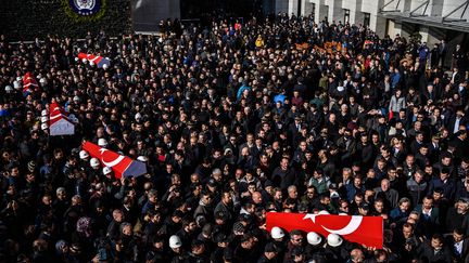 Les cercueils de policiers tués lors de l'attentat à Istanbul sont transportés devant le siège de la police, le 11 décembre 2016. (OZAN KOSE / AFP)