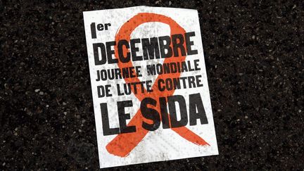 Un tract pour la journée mondiale de lutte contre le SIDA. (PELAEZ JULIO / MAXPPP)