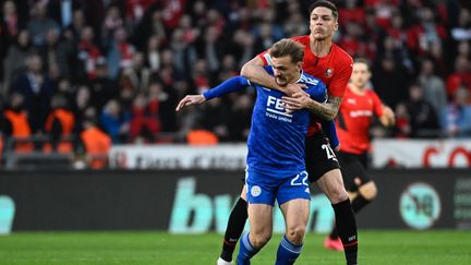 Le milieu de Leicester, Kiernan Dewsbury-Hall, ici au duel avec le Rennais Jonas Martin,&nbsp;lors du huitième de finale retour de Ligue Europa conférence, jeudi 17 mars 2022. (DAMIEN MEYER / AFP)