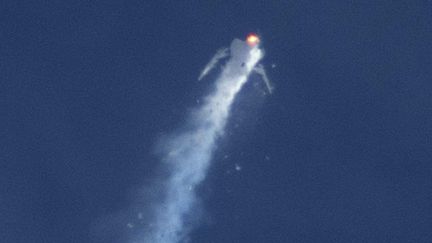 Le vaisseau spatial SpaceShipTwo explose en vol, le 31 octobre 2014, dans le d&eacute;sert de Mojave (Etats-Unis).&nbsp; (REUTERS    )