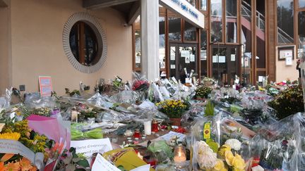 Fleurs et messages en hommage à Samuel Paty, devant le collège du Bois d'Aulne, à Conflans Sainte Honorine, quelques jours après le drame.&nbsp; (RÉMI BRANCATO / FRANCE-INTER)