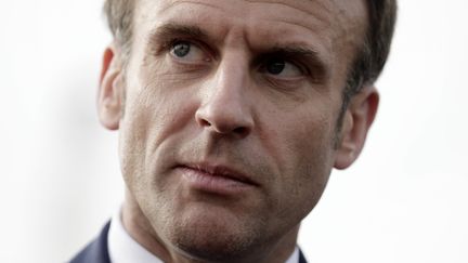 Emmanuel Macron lors d'un déplacement à Denain (Pas-de-Calais), le 11 avril 2022. (LEWIS JOLY / AFP)