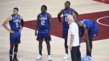 Les joueurs de la Team USA et leur coach Gregg Popovich, lors du premier match de la sélection contre la France, le 25 juillet. (ARIS MESSINIS / AFP)