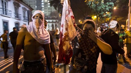 Sur cette photo, des &eacute;tudiants brandissent un t-shirt ensanglant&eacute; appartenant &agrave; un manifestant bless&eacute; &agrave; l'&eacute;paule. (VICTOR R. CAIVANO / AP / SIPA)