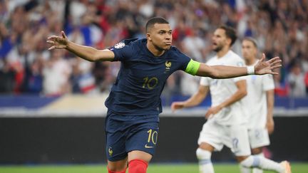 Kylian Mbappé fête son but marqué sur penalty contre la Grèce, le 19 juin 2023 au Stade de France. (FRANCK FIFE / AFP)