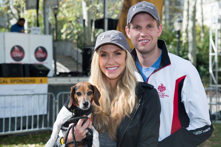 Eric Trump avec son épouse Lara Trump posent avec leur chien à l'occasion d'une marche caritative au profit de l'hôpital Saint Jude, à New York, le 26 septembre 2015.&nbsp; (MARK SAGLIOCCO / GETTY IMAGES NORTH AMERICA / AFP)