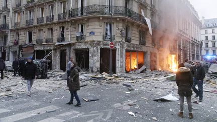 Une explosion, probablement due au gaz, a détruit&nbsp;un commerce et endommagé plusieurs immeubles rue de Trévise à Paris, le 12 janvier 2019. (DANIEL FOURAY / MAXPPP)