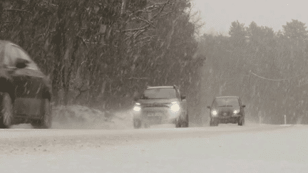 Épisode de froid : la neige et le verglas causent la pagaille sur les routes franciliennes (france 2)