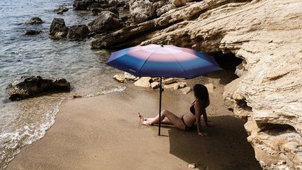 Un parasol de plage&nbsp;à base de matériaux recyclés et 100% produits localement. ("Klaoos")